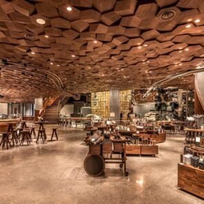 Η Starbucks εγκαινιάζει το νέο Roastery κατάστημά της στη Σαγκάη