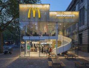 Το νέο εστιατόριο McDonald’s έχει γεύση διεθνή