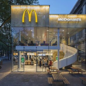 Το νέο εστιατόριο McDonald’s έχει γεύση διεθνή