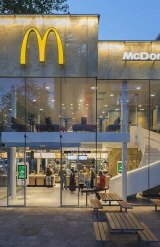 Το νέο εστιατόριο McDonald’s έχει γεύση διεθνή