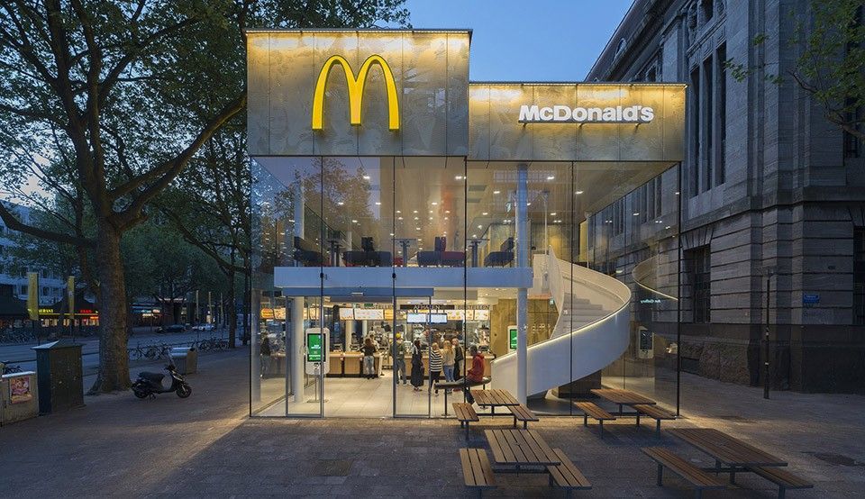 Το νέο εστιατόριο McDonald’s έχει γεύση διεθνή