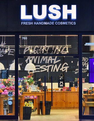 Από τα bath bombs στους spy cops &#8211; η εταιρεία καλλυντικών Lush τα έβαλε με την αστυνομία