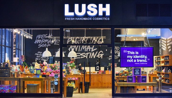 Από τα bath bombs στους spy cops &#8211; η εταιρεία καλλυντικών Lush τα έβαλε με την αστυνομία