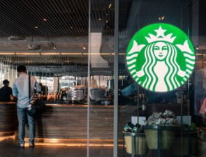 Η Starbucks ανοίγει το πρώτο της Signing Store για ανθρώπους με προβλήματα ακοής