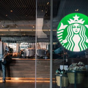 Η Starbucks ανοίγει το πρώτο της Signing Store για ανθρώπους με προβλήματα ακοής