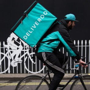 H Deliveroo πρότεινε ένα &#8220;συμβόλαιο&#8221; ώστε να επιλύσει τα προβλήματα εργαζομένων και να διατηρήσει την ανταγωνιστικοτητά της