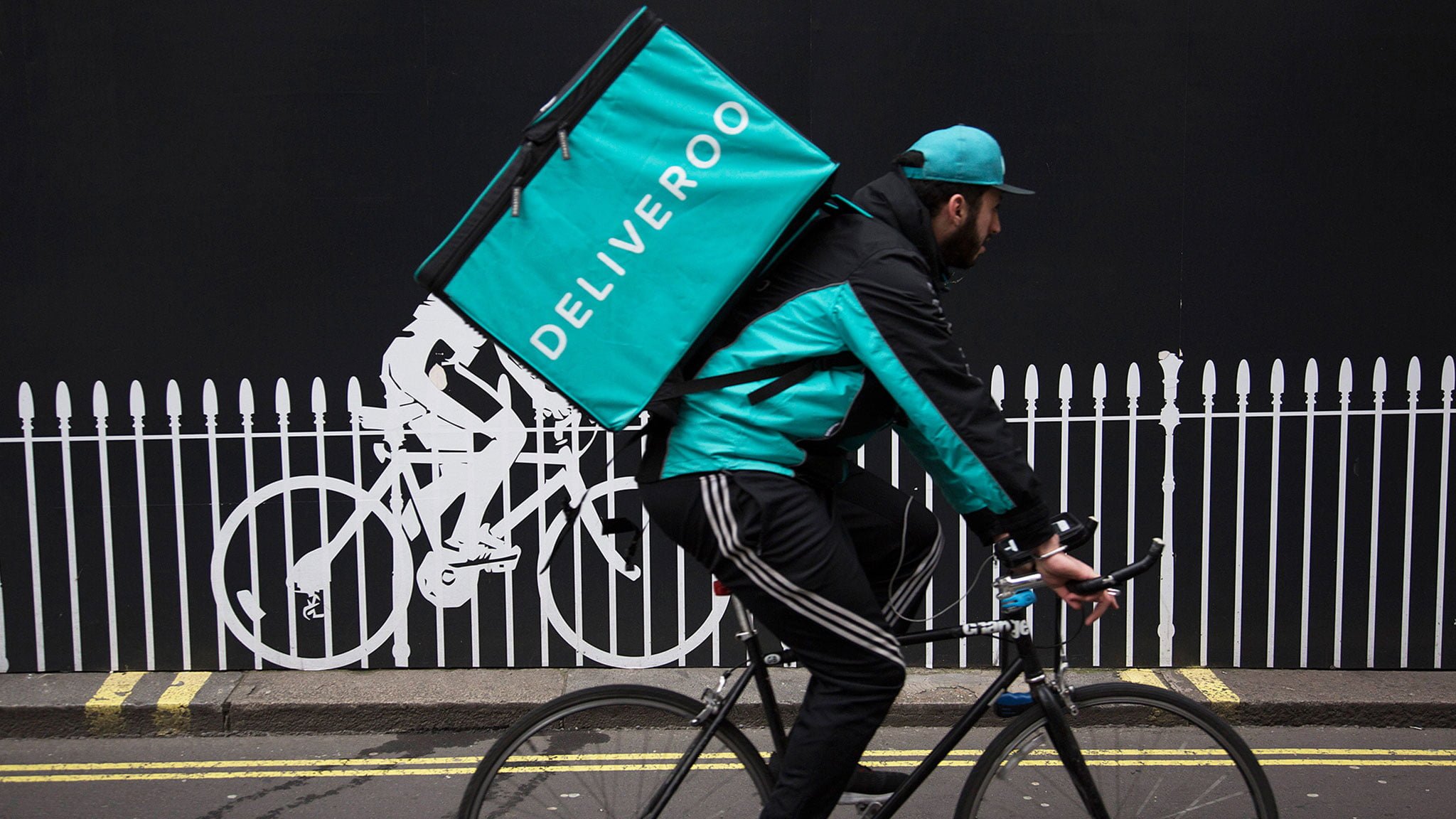 H Deliveroo πρότεινε ένα &#8220;συμβόλαιο&#8221; ώστε να επιλύσει τα προβλήματα εργαζομένων και να διατηρήσει την ανταγωνιστικοτητά της