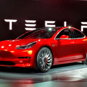 Τι είναι αυτό που κάνει περιζήτητη την Tesla στην Ελλάδα