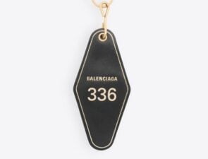 Balenciaga και το κλειδί των $250 που δεν οδηγεί πουθενά σε έναν ιδιαίτερο κόσμο Retail