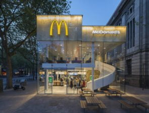 Τα καταστήματα McDonald&#8217;s ανακαινίζονται, με αλλαγές ύψους 6 δις δολλαρίων