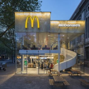Τα καταστήματα McDonald&#8217;s ανακαινίζονται, με αλλαγές ύψους 6 δις δολλαρίων