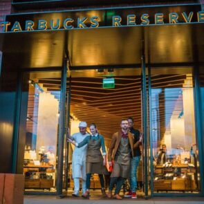 77 χώρες|29.000 καταστήματα|350.000 εργαζόμενοι | Starbucks