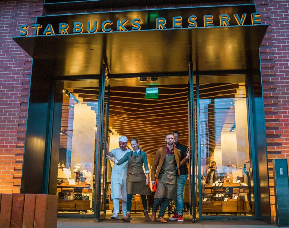 77 χώρες|29.000 καταστήματα|350.000 εργαζόμενοι | Starbucks