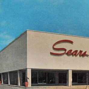 Η Sears κηρύσσει πτώχευση θέτοντας σε κίνδυνο 90.000 θέσεις εργασίας