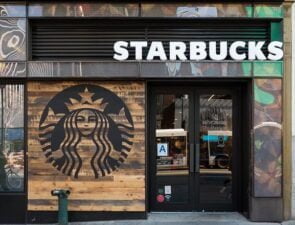 Ο ακτιβιστής επενδυτής  Bill Ackman επενδύει 900 εκατομμύρια δολάρια στα Starbucks