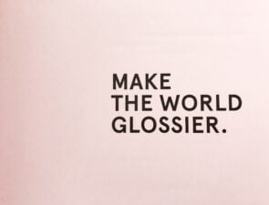 Η Glossier, εμπνευσμένη από την Apple, ανοίγει το flagship κατάστημα, την Disneyland ενηλίκων