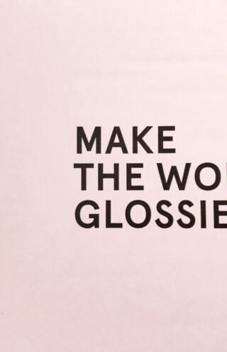 Η Glossier, εμπνευσμένη από την Apple, ανοίγει το flagship κατάστημα, την Disneyland ενηλίκων