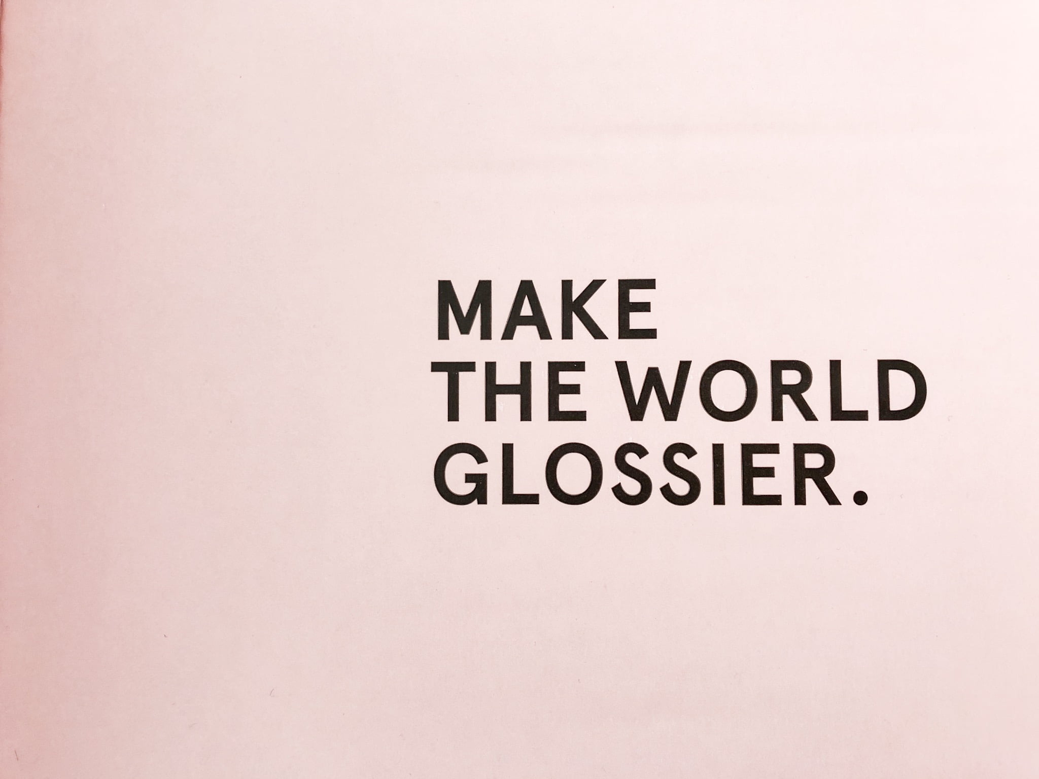 Η Glossier, εμπνευσμένη από την Apple, ανοίγει το flagship κατάστημα, την Disneyland ενηλίκων