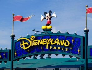 Η Disney επενδύει περισσότερα στα θεματικά πάρκα