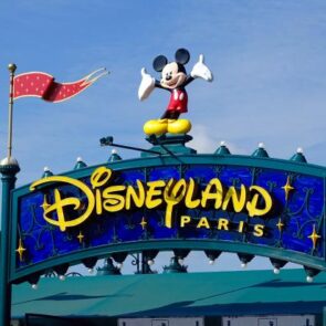 Η Disney επενδύει περισσότερα στα θεματικά πάρκα