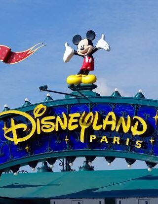 Η Disney επενδύει περισσότερα στα θεματικά πάρκα