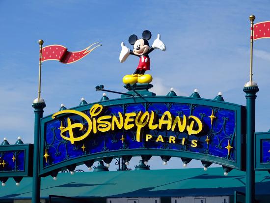 Η Disney επενδύει περισσότερα στα θεματικά πάρκα