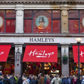 Tα Hamleys ανοίγουν τις πόρτες των πρώτων ιαπωνικών καταστημάτων