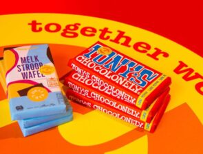 Η μάρκα με σοκολάτες Tony’s Chocolonely διαγράφηκε από τη λίστα των slave-free επιχειρήσεων