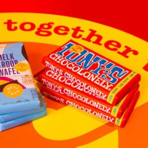Η μάρκα με σοκολάτες Tony’s Chocolonely διαγράφηκε από τη λίστα των slave-free επιχειρήσεων