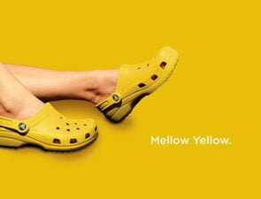 Τα έσοδα της Crocs σχεδόν διπλασιάστηκαν καθώς ο τομέας του DTC και της χονδρικής απογειώνονται
