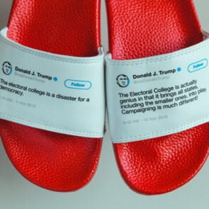O άνθρωπος που έφτιαξε σαγιονάρες με tweets του Trump και ξεπούλησε σε έναν μήνα