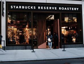 Τα Starbucks κάνουν τη σωστή κίνηση και επανεξετάζουν πλάνα για άνοιγμα 1000 καταστημάτων