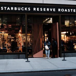 Τα Starbucks ξανανοίγουν το 90% των καταστημάτων στις ΗΠΑ μέχρι τις αρχές Ιουνίου