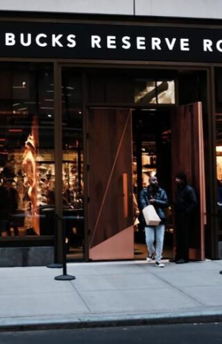 Τα Starbucks κάνουν τη σωστή κίνηση και επανεξετάζουν πλάνα για άνοιγμα 1000 καταστημάτων