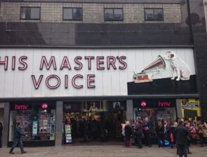 Mπορεί κανείς να σώσει τη HMV;