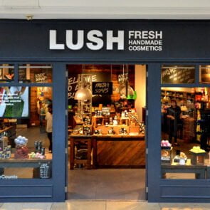 Η Lush άνοιξε πρόσφατα το πρώτο κατάστημα χωρίς συσκευασίες