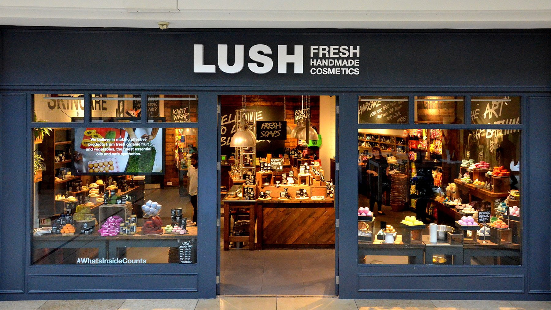 Η Lush άνοιξε πρόσφατα το πρώτο κατάστημα χωρίς συσκευασίες