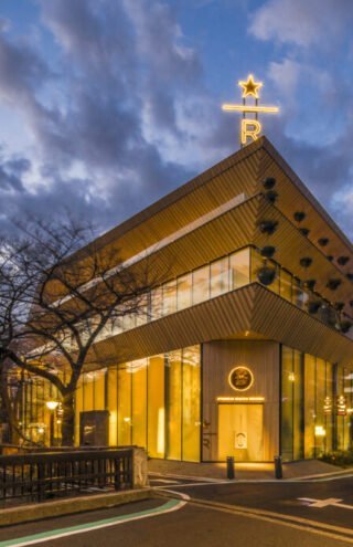 Τα Starbucks μόλις άνοιξαν το μεγαλύτερο κατάστημά τους που υπήρξε ποτέ, με πίτσα, κοκτέιλς και ροφήματα με γαρνιτούρες από καραμέλες