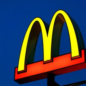 Τα McDonald&#8217;s υπερασπίζονται την αξία της συντροφικότητας