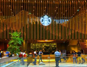 Μια βόλτα στο νέο flagship των Starbucks στο αεροδρόμιο Jewel Changi της Σιγκαπούρης