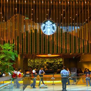 Μια βόλτα στο νέο flagship των Starbucks στο αεροδρόμιο Jewel Changi της Σιγκαπούρης