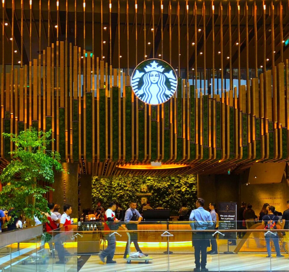 Μια βόλτα στο νέο flagship των Starbucks στο αεροδρόμιο Jewel Changi της Σιγκαπούρης