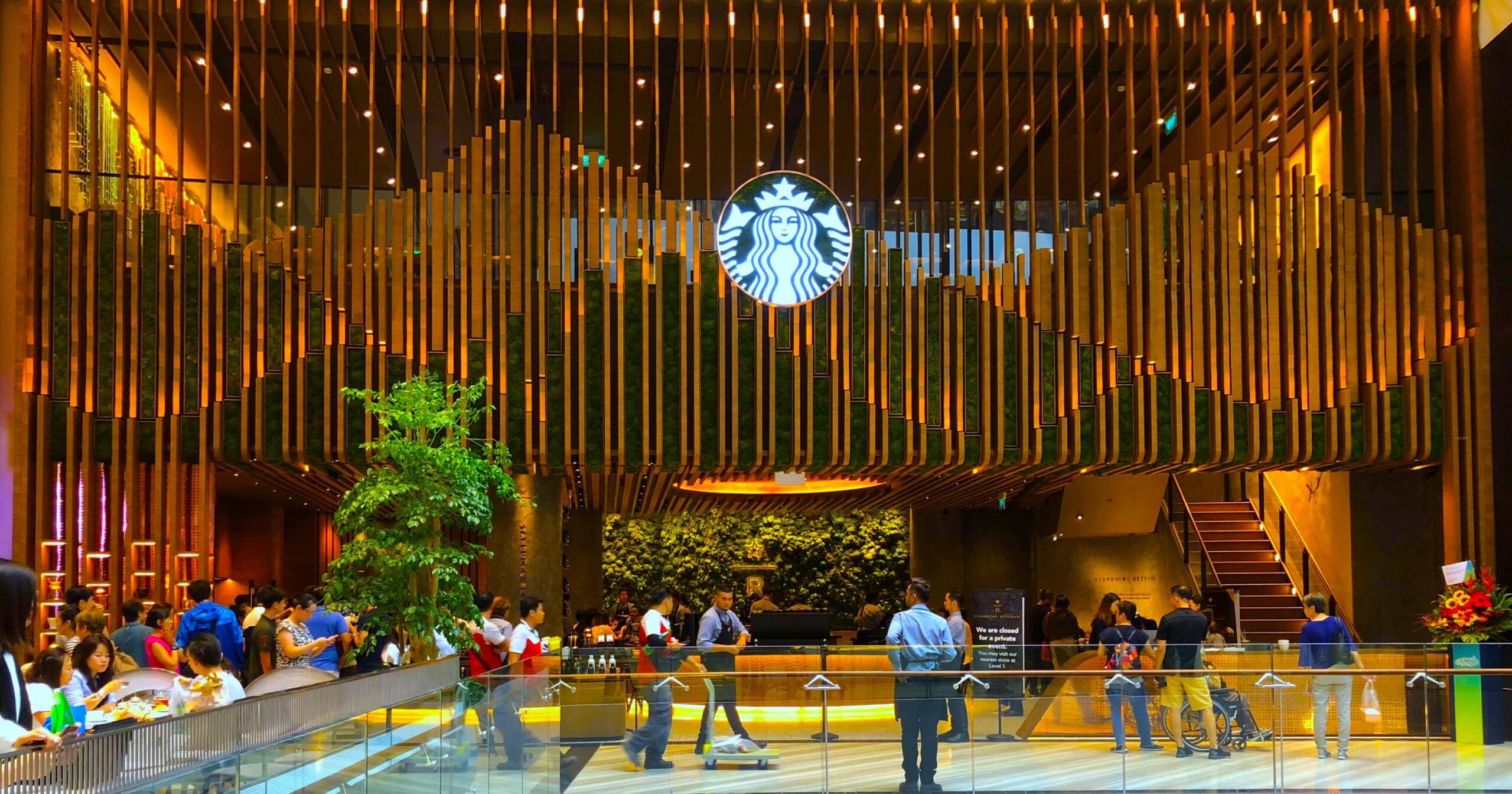 Μια βόλτα στο νέο flagship των Starbucks στο αεροδρόμιο Jewel Changi της Σιγκαπούρης
