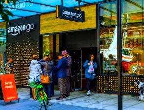 Το Amazon στοιχηματίζει στη Βρετανία καθώς ανοίγει στο Λονδίνο καταστήματα Amazon Go