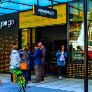 Το Amazon στοιχηματίζει στη Βρετανία καθώς ανοίγει στο Λονδίνο καταστήματα Amazon Go