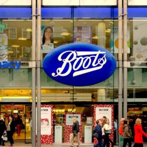 Τα Boots προειδοποιούν για πιθανά κλεισίματα καταστημάτων
