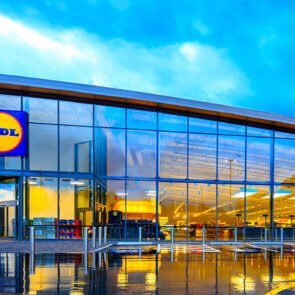 Η Lidl πρωτοπορεί με υπηρεσία refill στα βρετανικά καταστήματά της