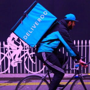 Η νέα υπηρεσία διανομής Deliveroo προσφέρει στους λάτρεις του φαγητού δωρεάν παράδοση