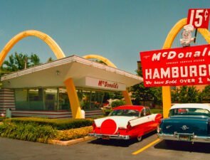 Πώς σχεδιάζει η McDonald&#8217;s να χρησιμοποιήσει τη μηχανική μάθηση για να εξατομικεύσει το Drive-Thru