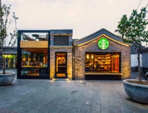 Τα Starbucks και οι Κινέζοι ανταγωνιστές όπως το Luckin Coffee